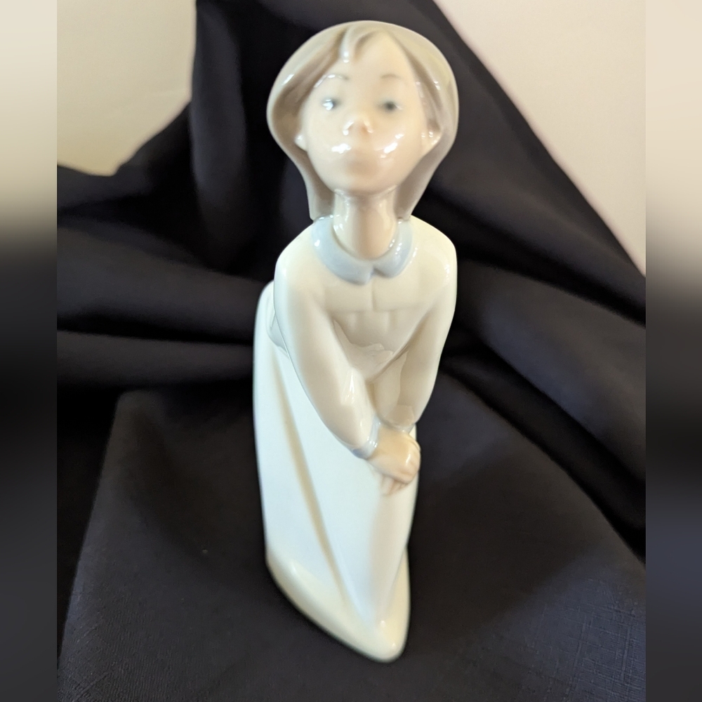 Lladro "Girl Kissing" #4873 Mint Condition